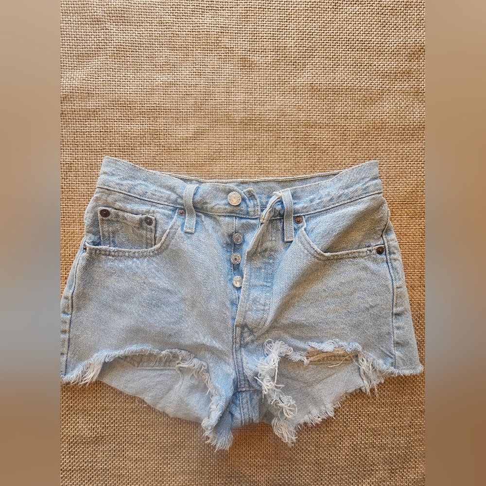 Levi’s 501 Original Light Wash Button Fly Denim Shorts (W25)